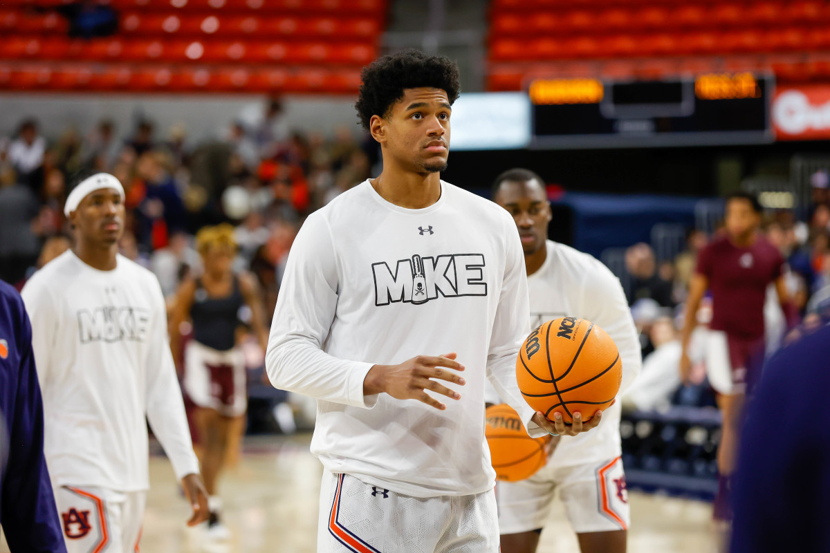 Dylan Cardwell pregame before Auburn vs Mississippi State.