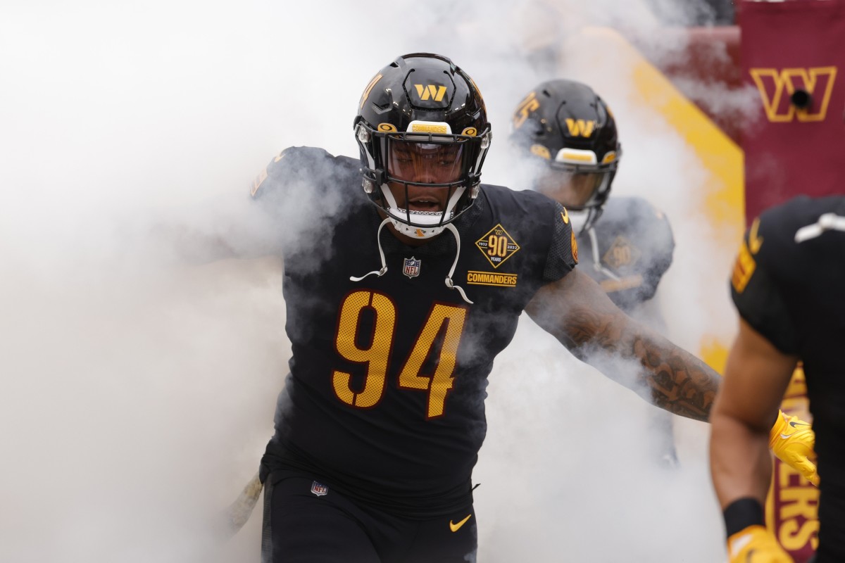 Washington Commanders defensive tackle Daron Payne (94) runs out of the tunnel with teammates prior to their game against the Minnesota Vikings at FedExField.