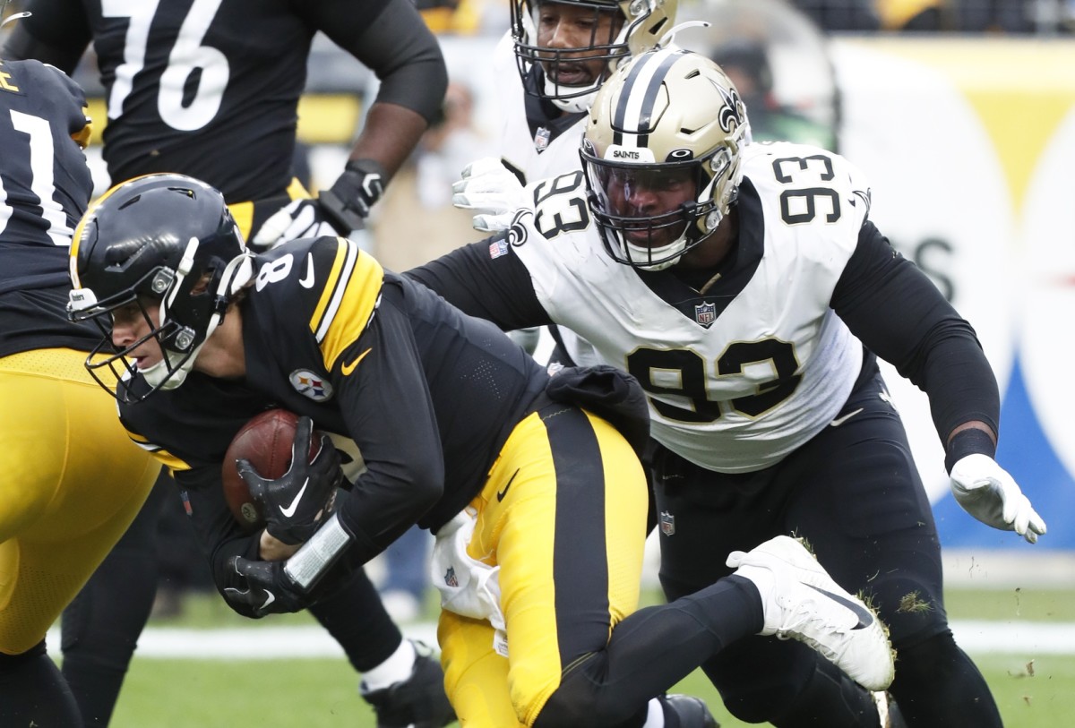 Pittsburgh Steelers quarterback Kenny Pickett (8) runs the ball against New Orleans Saints defensive tackle David Onyemata (93) during the second quarter at Acrisure Stadium. The Steelers won 20-10.