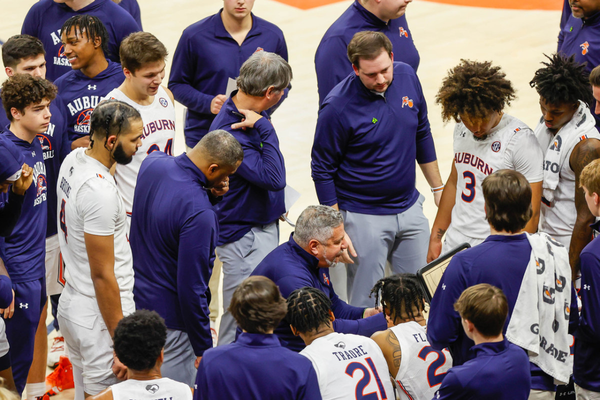 Bruce Pearl in the huddle for Auburn basketball