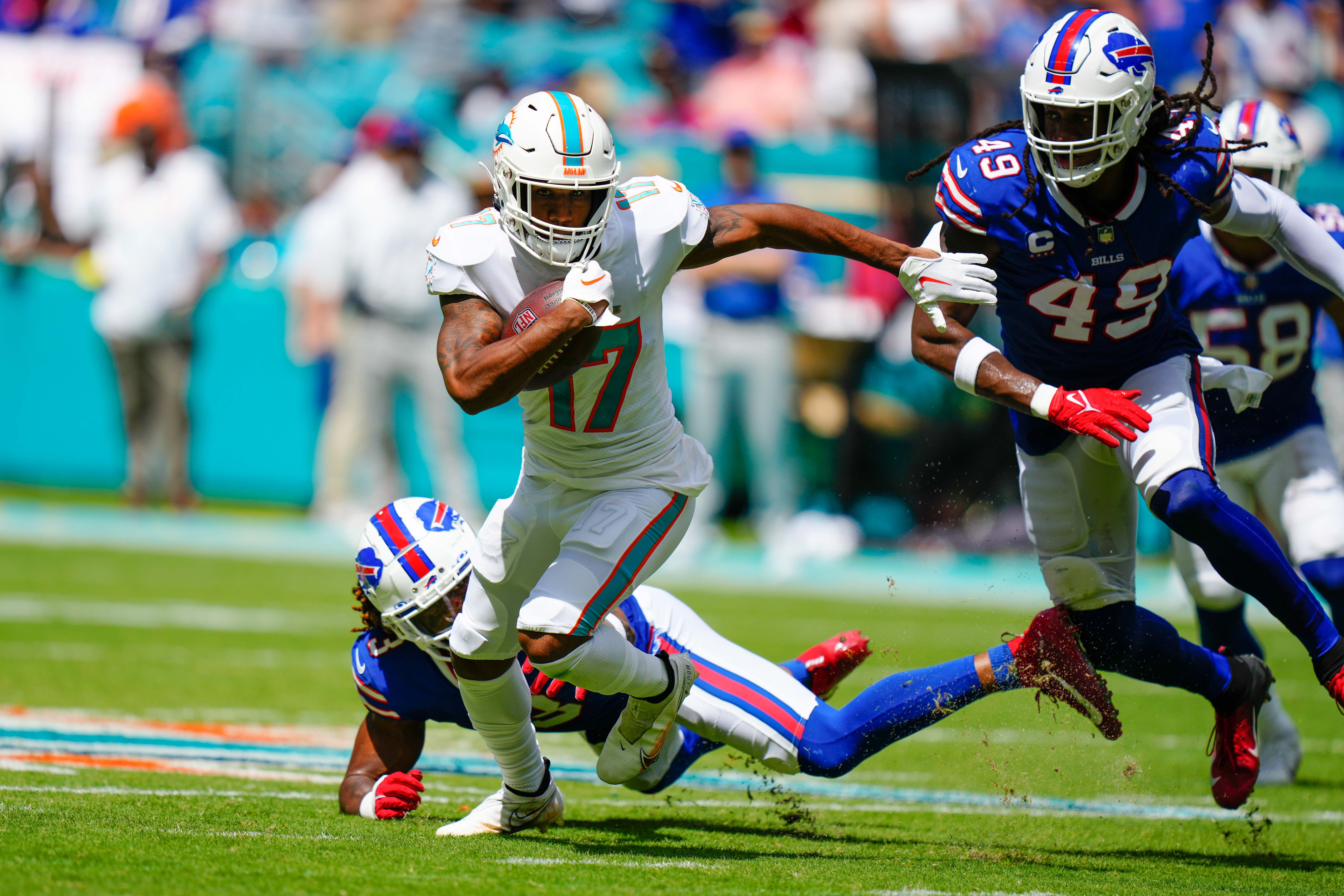 Dolphins WR Jaylen Waddle goes into the medical tent vs. Bills