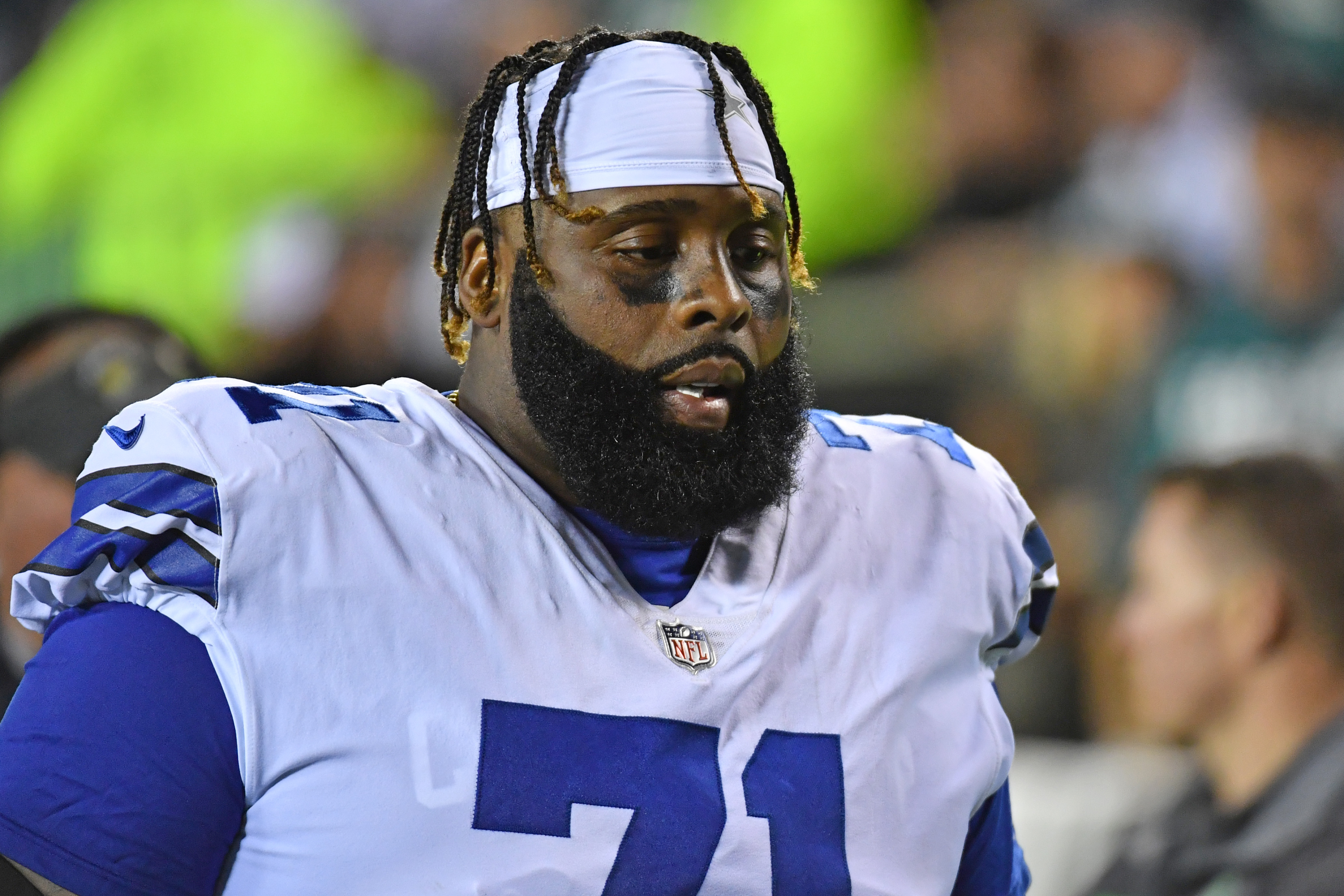 Dallas Cowboys O-Line Injuries at Bucs: Jason Peters Exits, Doctors Check Zack Martin