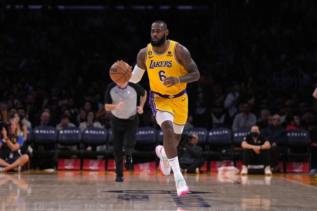 Lakers: Watch LeBron James Turn Defense Into Offense With Dunktastic ...