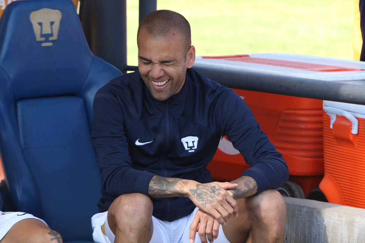 Dani Alves ríe Pumas