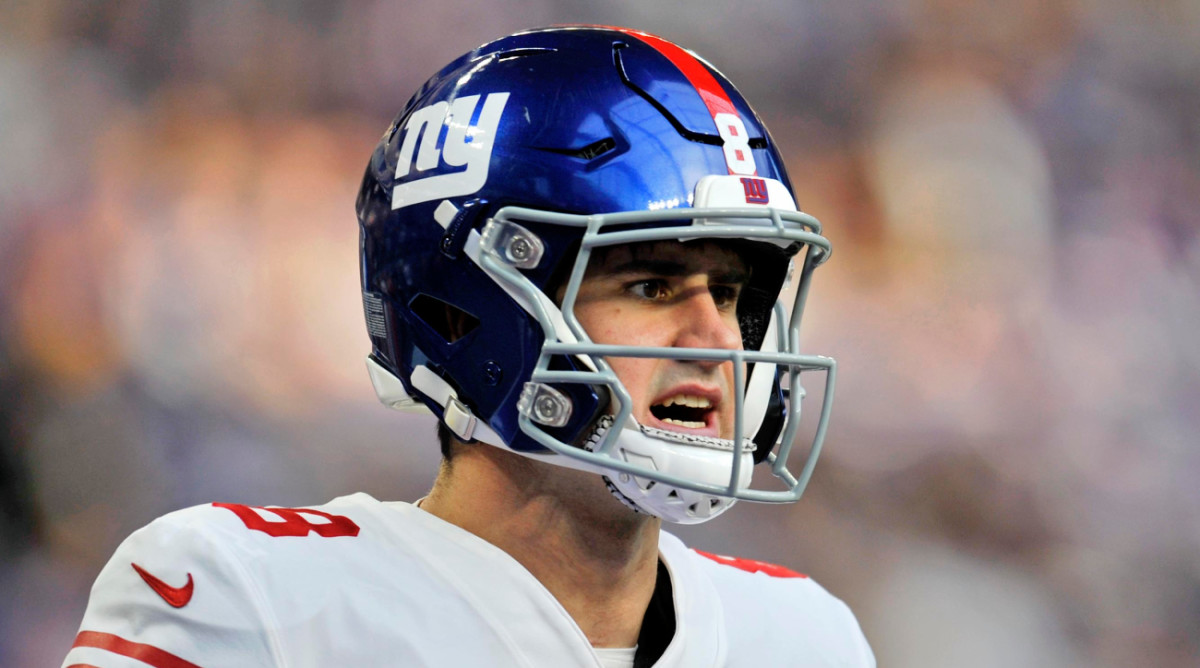 Giants quarterback Daniel Jones shouts a play at his team.