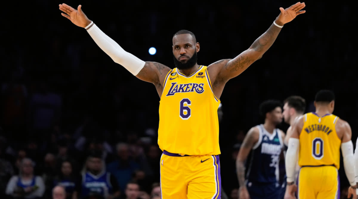 Warriors vs. Lakers Predictions, Spread Pick & Odds: Thursday, 2