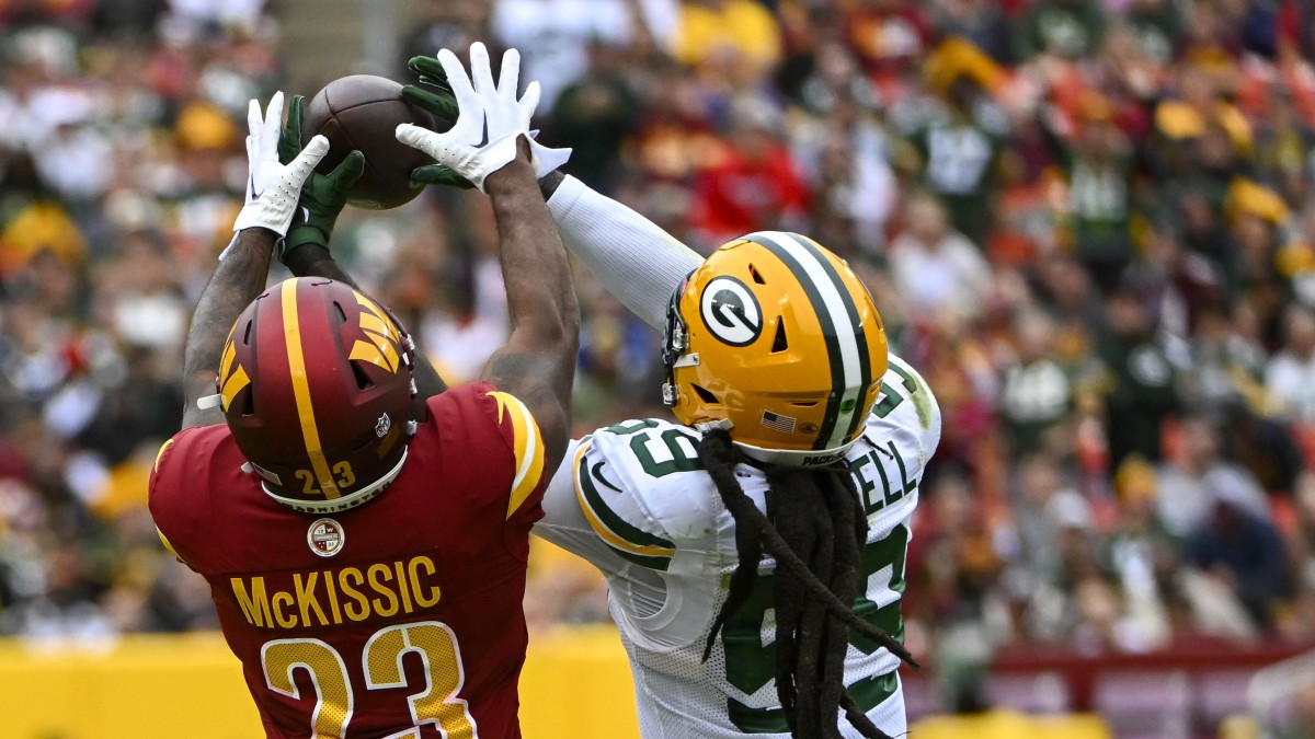 Green Bay Packers' De'Vondre Campbell and Quay Walker run onto the field at  the NFL football team's practice field Saturday, July 30, 2022, in Green Bay,  Wis. (AP Photo/Morry Gash Stock Photo 