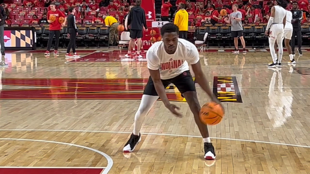 Xavier Johnson gets some work in before warmups. He's been out since Dec. 17 with a foot injury. (Photo by Tom Brew).