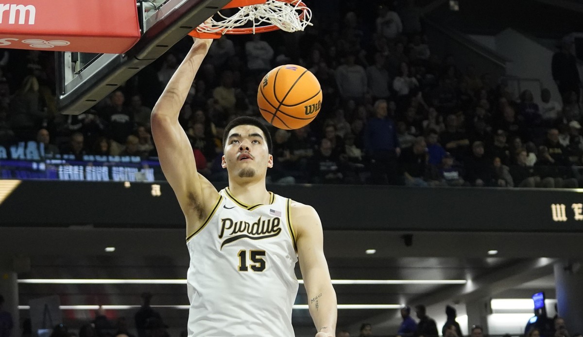 zach edey warmup dunk at northwestern