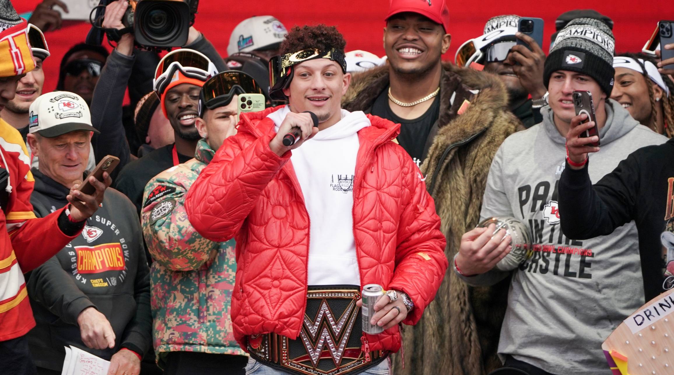 watch-patrick-mahomes-handed-chiefs-fan-lombardi-trophy-wandered-away