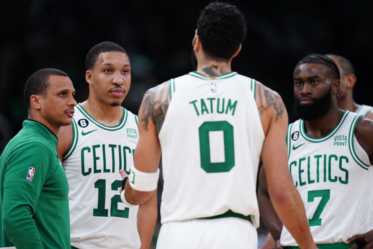 Boston Celtics head coach Joe Mazzulla talks to his players.