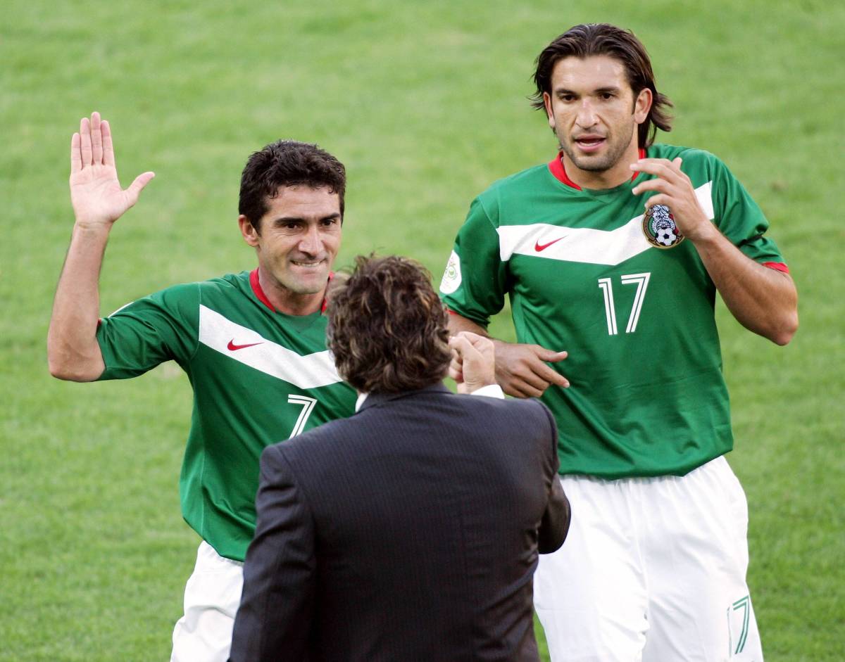 Ricardo La Volpe dirigiendo a México en el Mundial de 2006