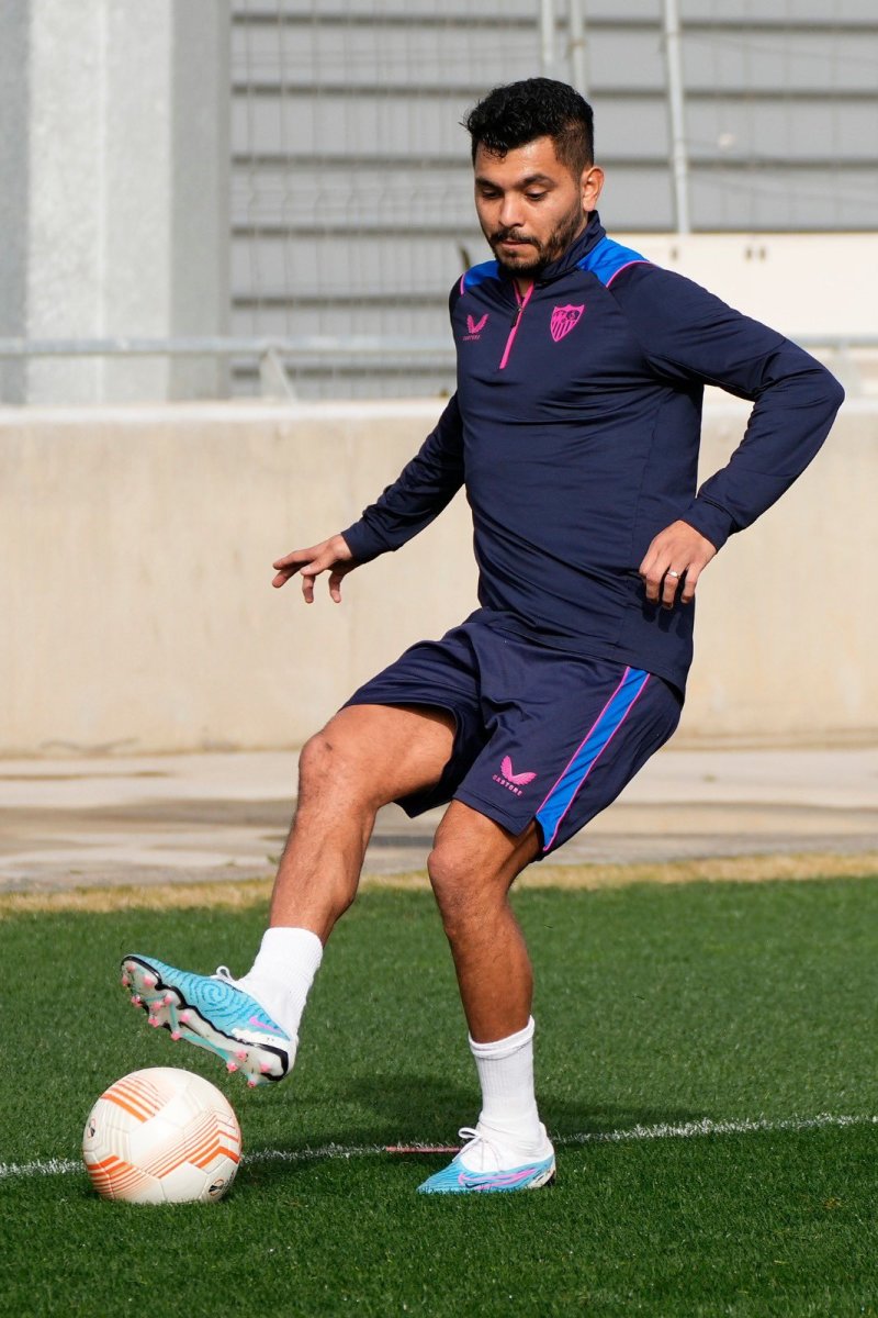 Tecatito Corona reaparece en entrenamiento con el Sevilla seis meses después de su lesión