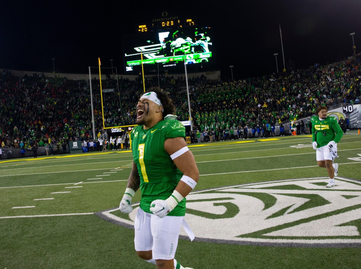 Oregon's Noah Sewell lets out a yell as the Ducks hang on to defeat Utah during the final home game this season at Autzen Stadium.