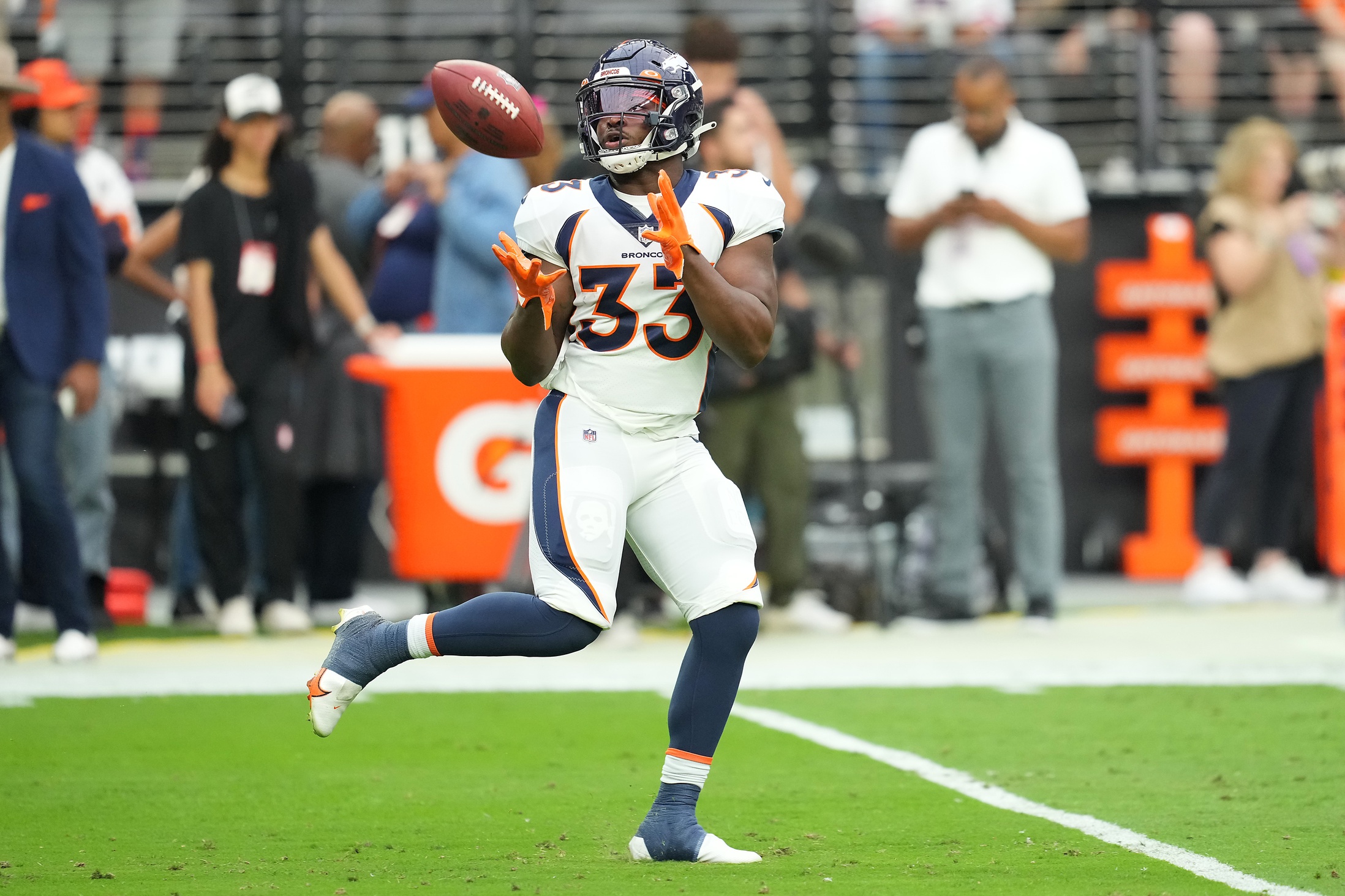 Commanders vs. Broncos Predictions, Picks & Odds for Sunday, 9/17 - Sports  Illustrated Mile High Huddle: Denver Broncos News, Analysis and More