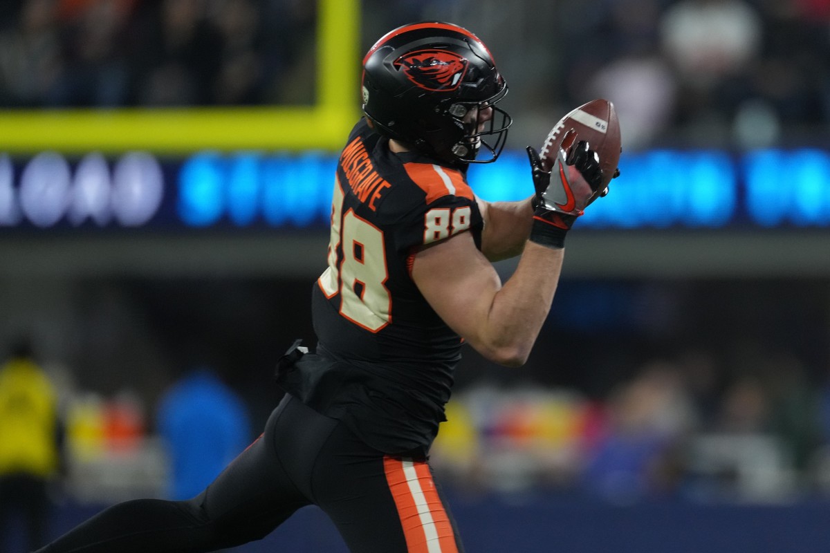 Dec 18, 2021; Inglewood, CA, USA; Oregon State Beavers tight end Luke Musgrave (88) catches a pass against the Utah State Aggies in the second half of the 2021 LA Bowl at SoFi Stadium.