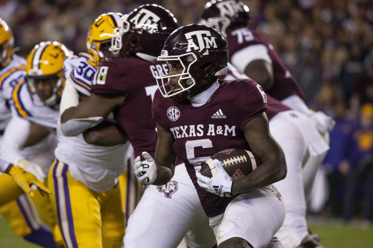 Nov 26, 2022; College Station, Texas, USA; Texas A&M Aggies running back Devon Achane (6) runs against the LSU Tigers during the second half at Kyle Field.