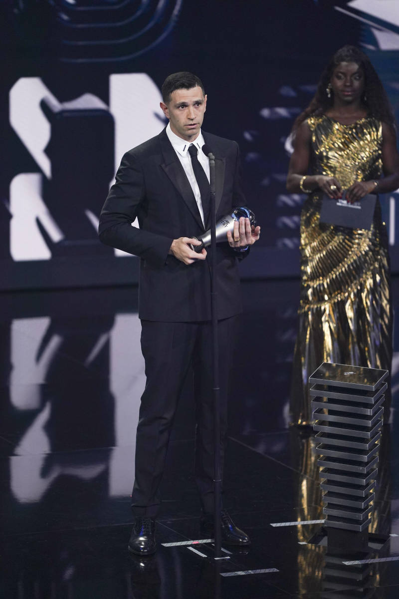 Dibu Martínez recibiendo el premio The Best de la FIFA al mejor portero del 2022