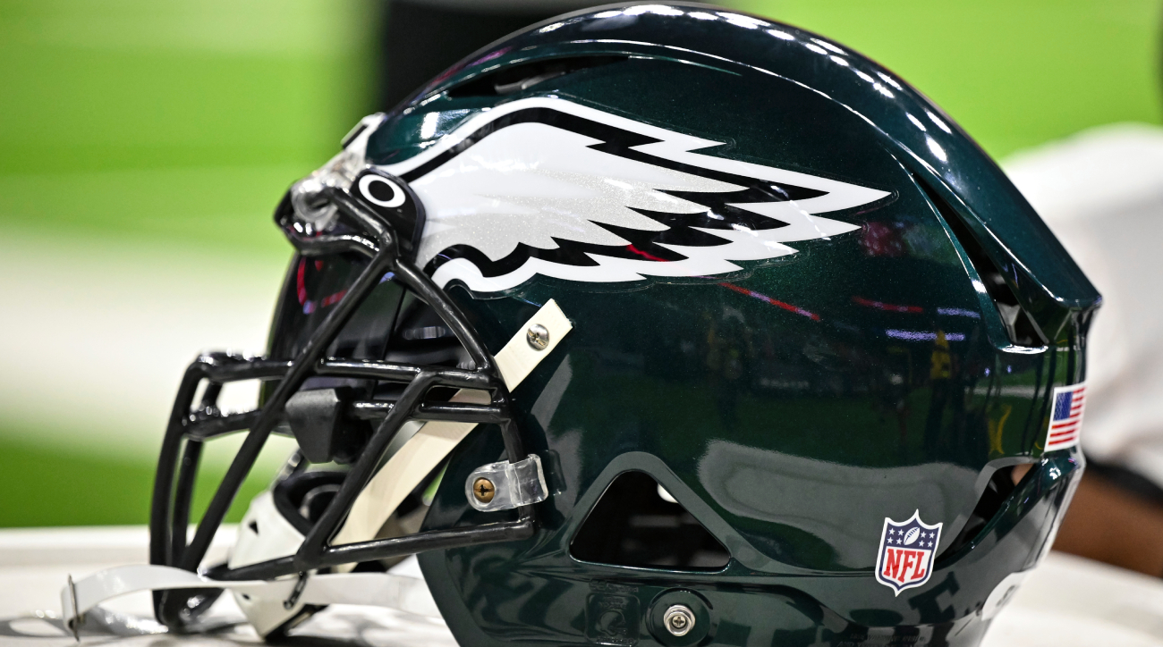 At last: Eagles will wear their old kelly green uniforms this season