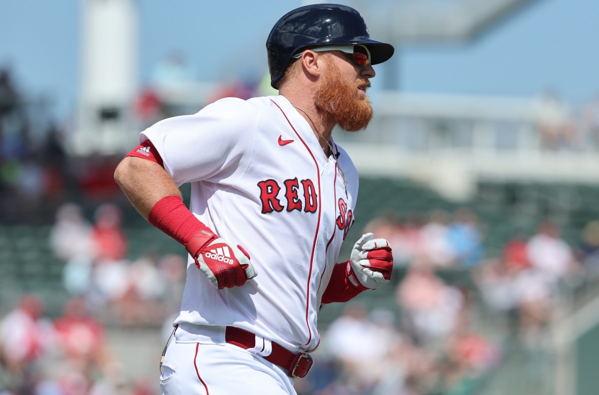 Red Sox's Justin Turner gushing blood after getting hit by pitch