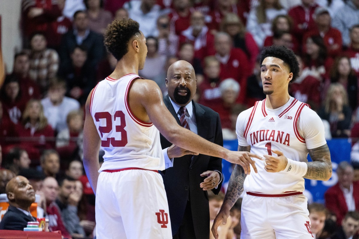 Indiana coach Mike Woodson talks with forward Trayce Jackson-Davis (23) and guard Jalen Hood-Schifino (1) against Michiga at Simon Skjodt Assembly Hall. (Trevor Ruszkowski-USA TODAY Sports)