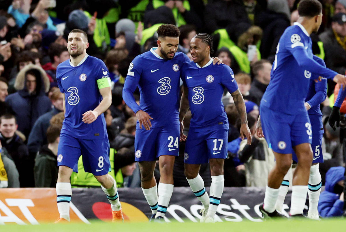 Raheem Sterling de Chelsea celebra su gol ante el Borussia Dortmund en Champions League