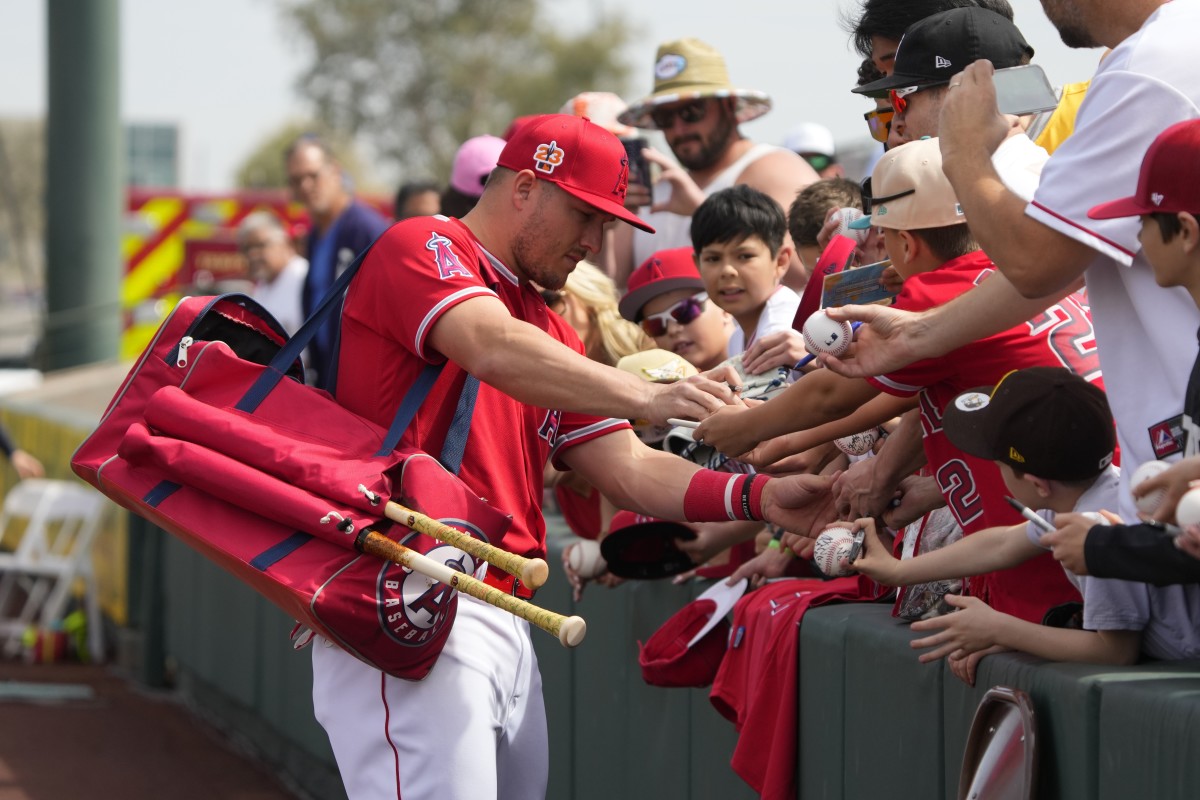 Fans, teammates keep mistaking Mike Trout, other Angels OF