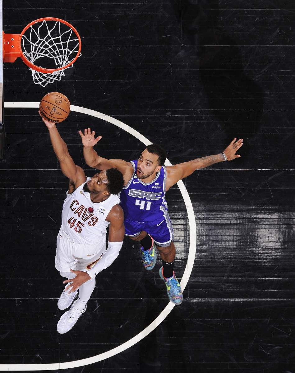 Peja Stojakovic of the Sacramento Kings goes for a dunk during the News  Photo - Getty Images