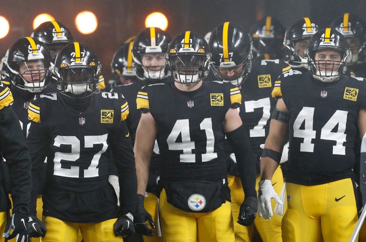 Pittsburgh Steelers linebacker Robert Spillane (41) works during