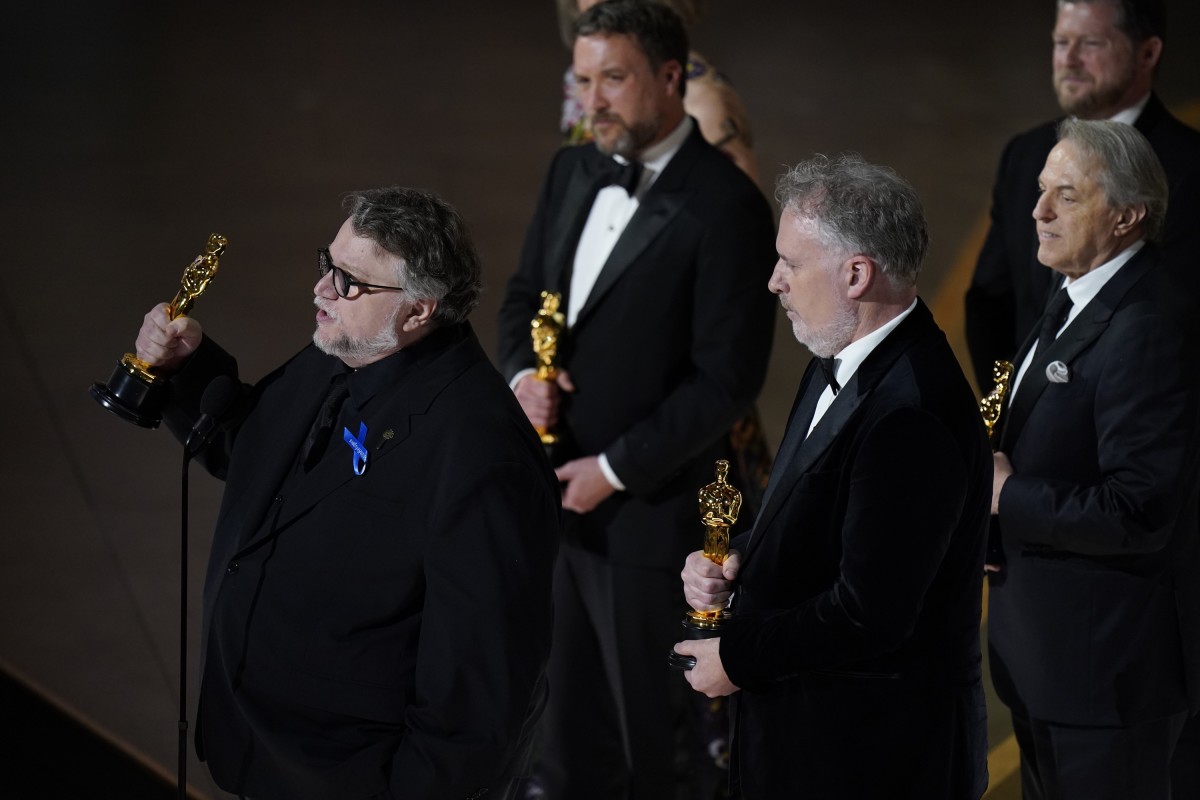 Guillermo del Toro recibiendo el Oscar por Pinocho