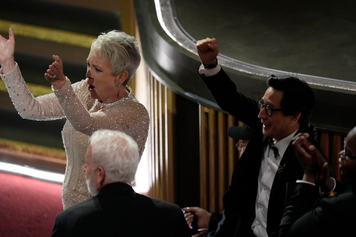 Jamie Lee Curtis y Ke Huy Quan en los premios Oscars