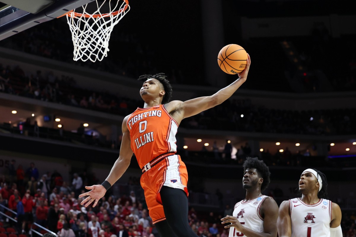 Illinois Fighting Illini guard Terrence Shannon Jr. (0) dunks against the Arkansas Razorbacks during the first half at Wells Fargo Arena.