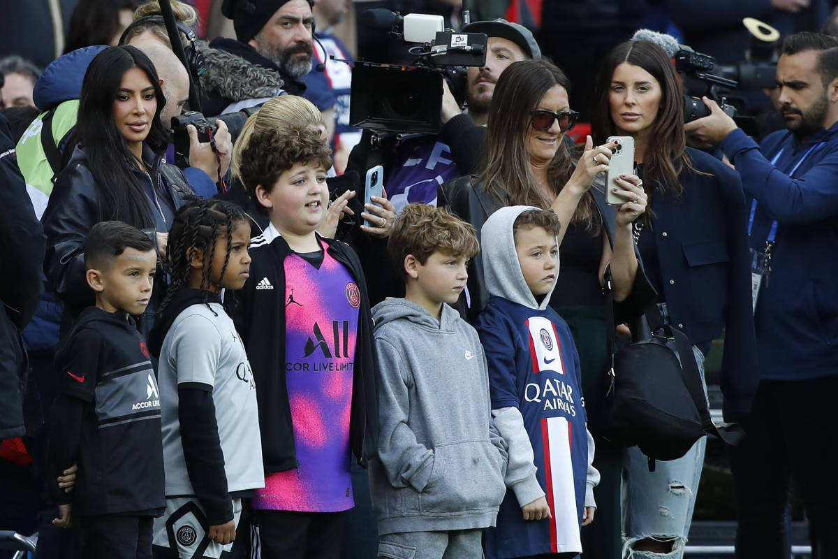 Kim Kardashian a nivel cancha en estadio del PSG