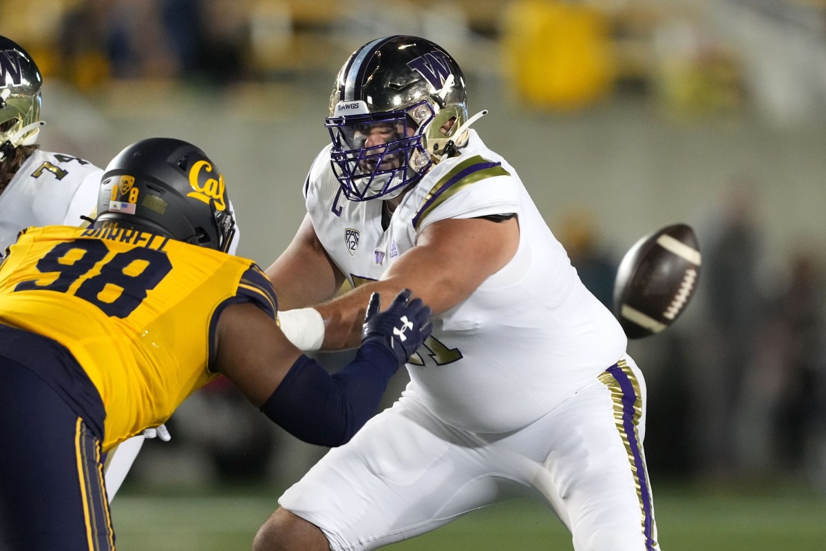 Oct 22, 2022; Berkeley, California, USA; Washington Huskies offensive lineman Jaxson Kirkland (51) blocks California Golden Bears defensive end Nate Burrell (98) during the first quarter at FTX Field at California Memorial Stadium. Mandatory Credit: Darren Yamashita-USA TODAY Sports