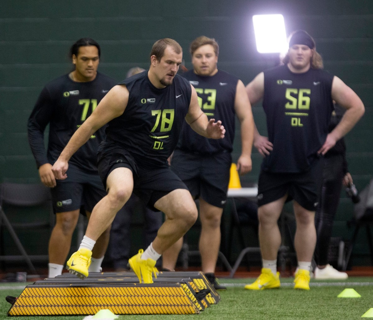 Offensive lineman Alex Forsyth, center, during a drill during Oregon Pro Day at the Moshofsky Center Tuesday March 14, 2023. Eug 031423 Pro Day 09