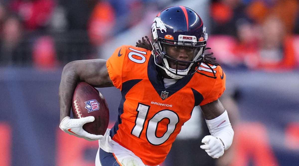 Broncos WR Jerry Jeudy runs the ball after hauling in a reception