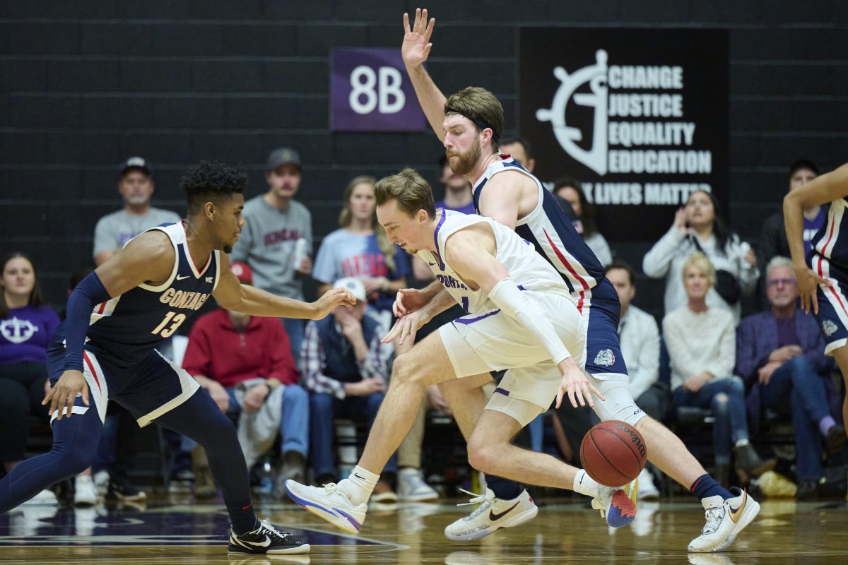 Moses Wood drives on Gonzaga's Drew Timme.