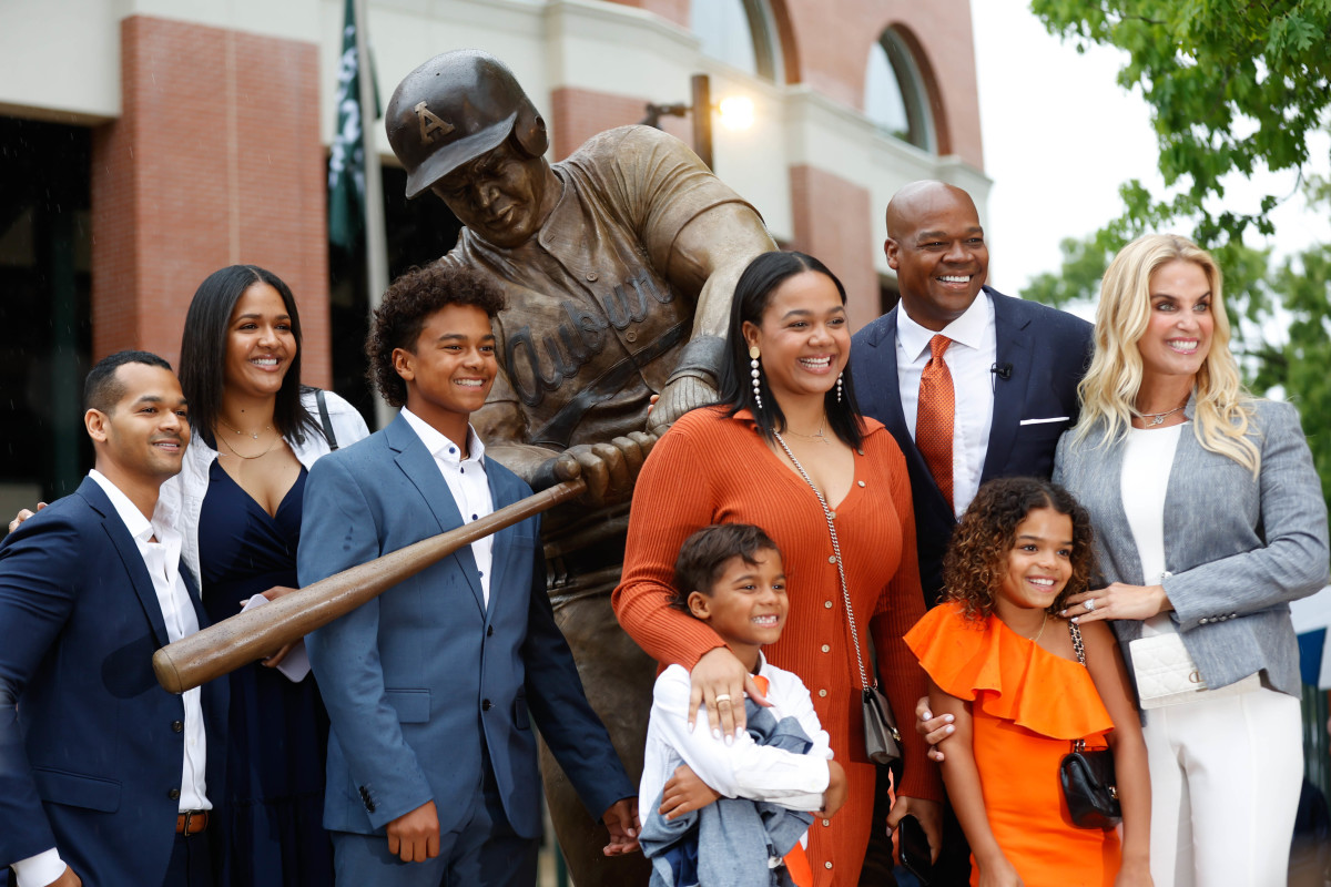 GALLERY: Auburn unveils statue of baseball legend Frank Thomas - Sports  Illustrated Auburn Tigers News, Analysis and More