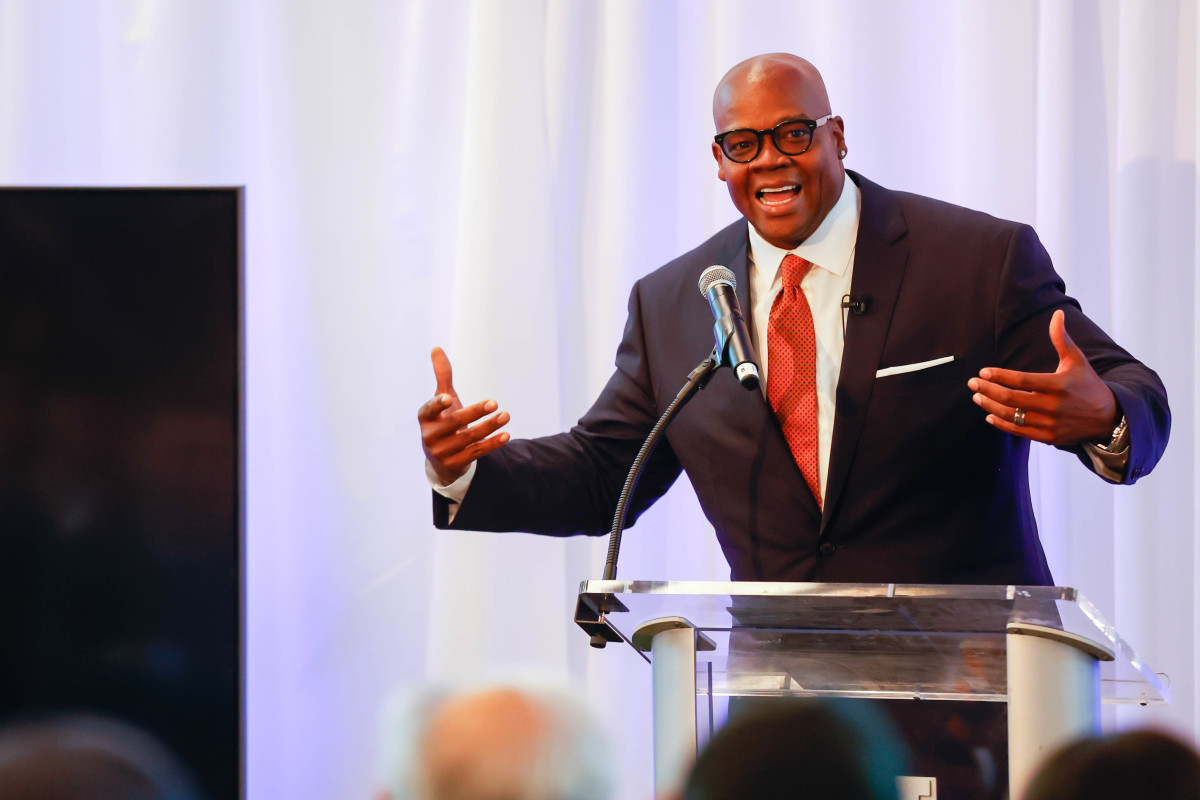 GALLERY: Auburn unveils statue of baseball legend Frank Thomas - Sports  Illustrated Auburn Tigers News, Analysis and More