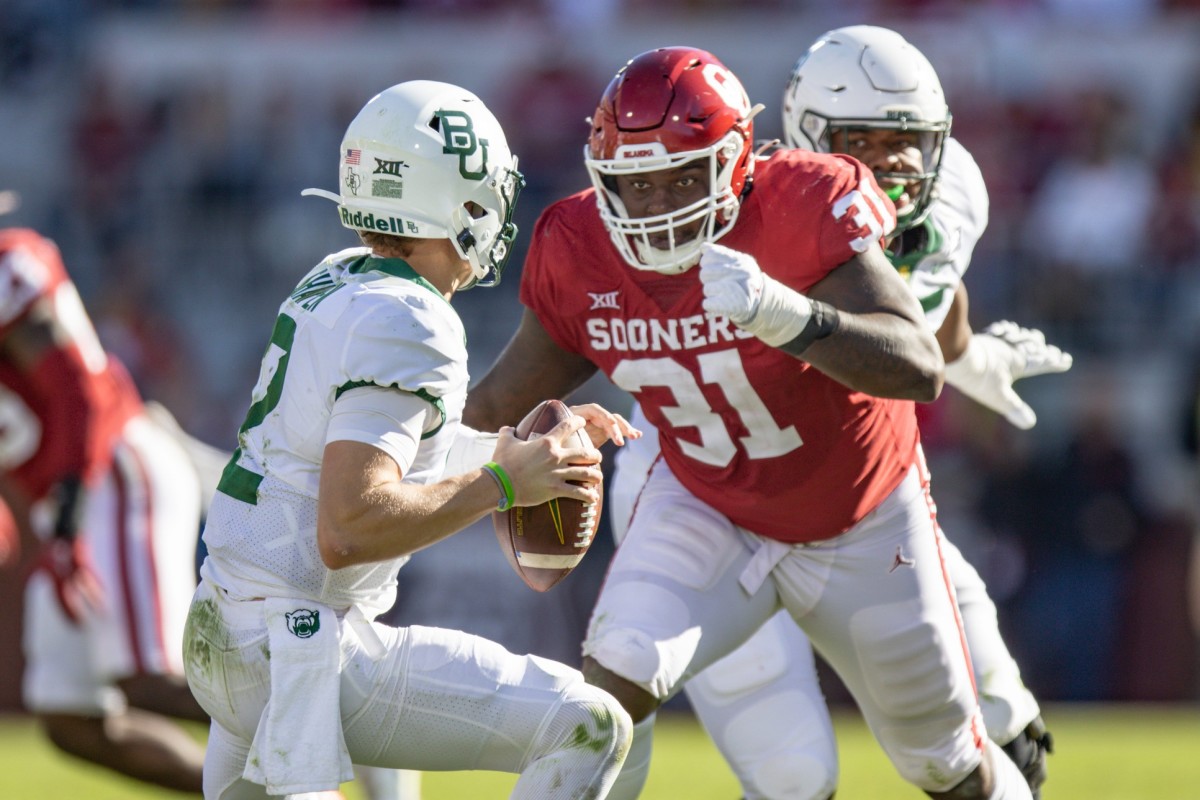 Baylor s Blake Shapen (12) looks to pass as Oklahoma s Jalen Redmond (31) makes a sack during a college football game between the University of Oklahoma Sooners (OU) and the Baylor Bears at Gaylord Family - Oklahoma Memorial Stadium in Norman, Okla., Saturday, Nov. 5, 2022. jenni jump