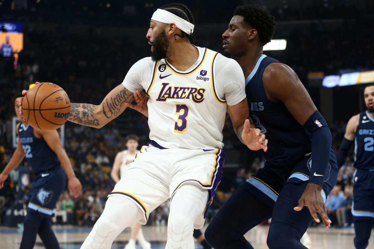 Lakers News: Anthony Davis Heads to Locker Room With Apparent Right ...