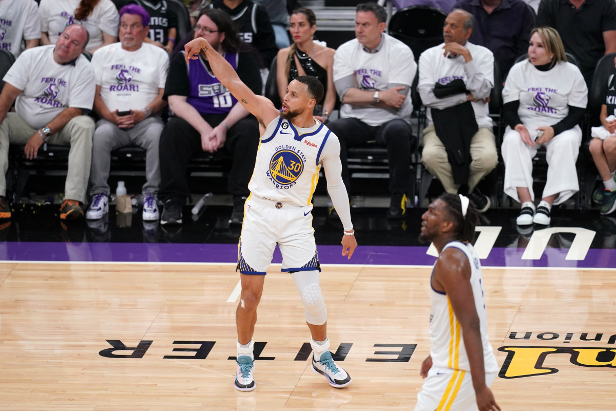 Steph Curry Makes NBA History in Game 2 vs. Kings Inside the Warriors