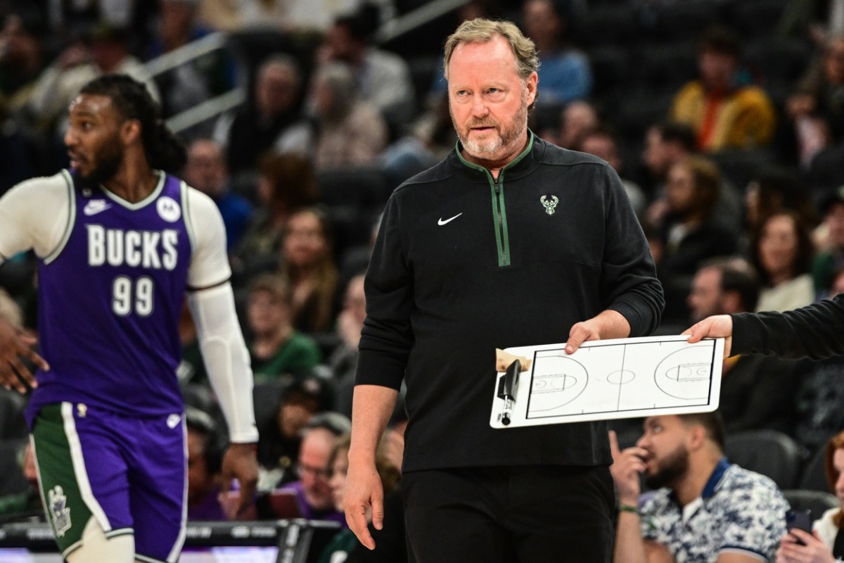 Milwaukee Bucks head coach Mike Budenholzer calls a play