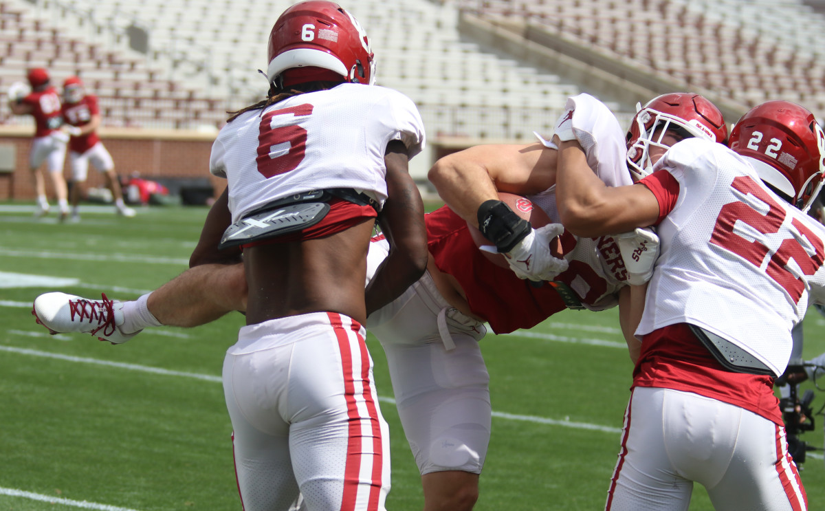 Makari Vickers (6) and Peyton Bowen (22)