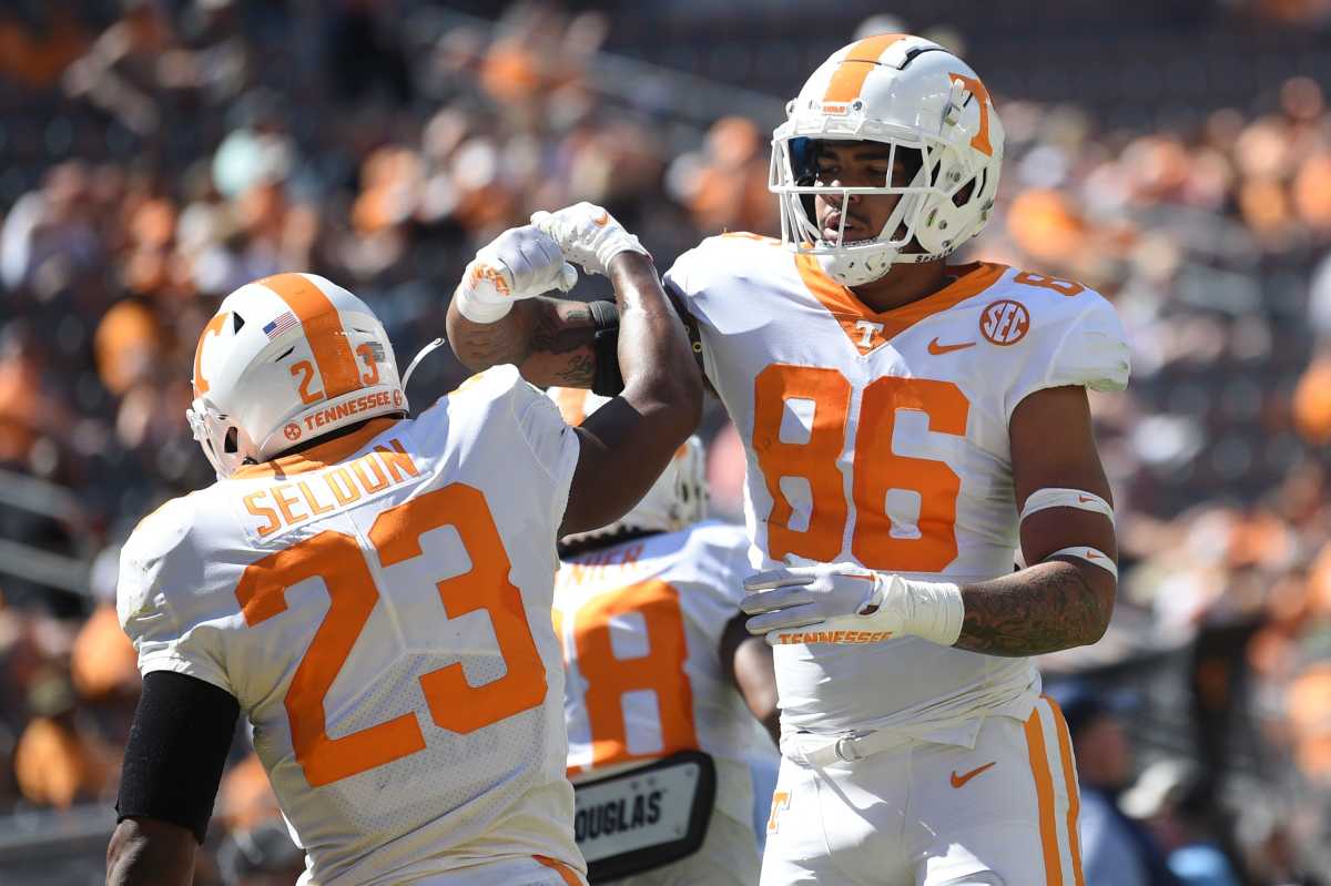 Tennessee TE Ethan Davis celebrating with RB Cameron Seldon during the spring game