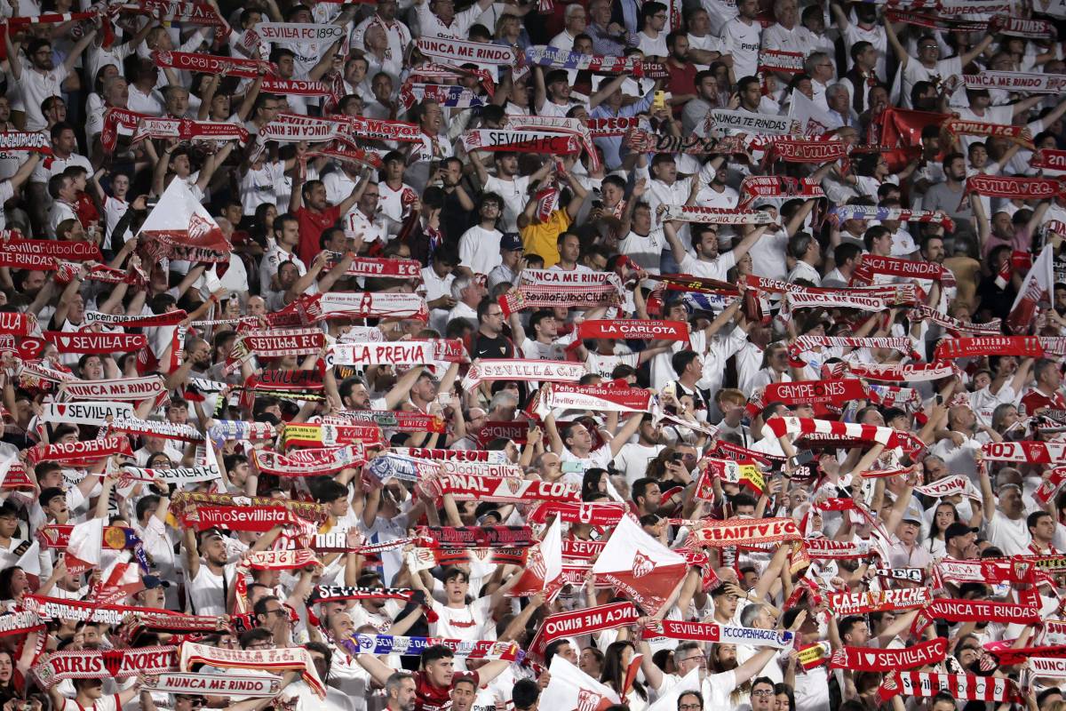 Aficionados del Sevilla festejan el pase de su equipo a semifinales de la Europa League