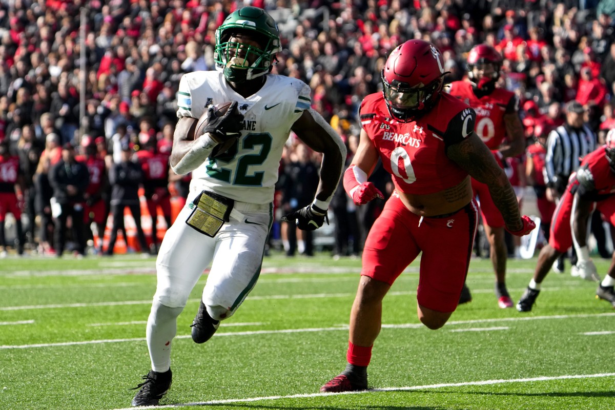 Nov. 25, 2022; Tulane Green Wave running back Tyjae Spears (22) beats Cincinnati Bearcats linebacker Ivan Pace Jr. (0) on a touchdown run. © Kareem Elgazzar/The Enquirer / USA TODAY NETWORK