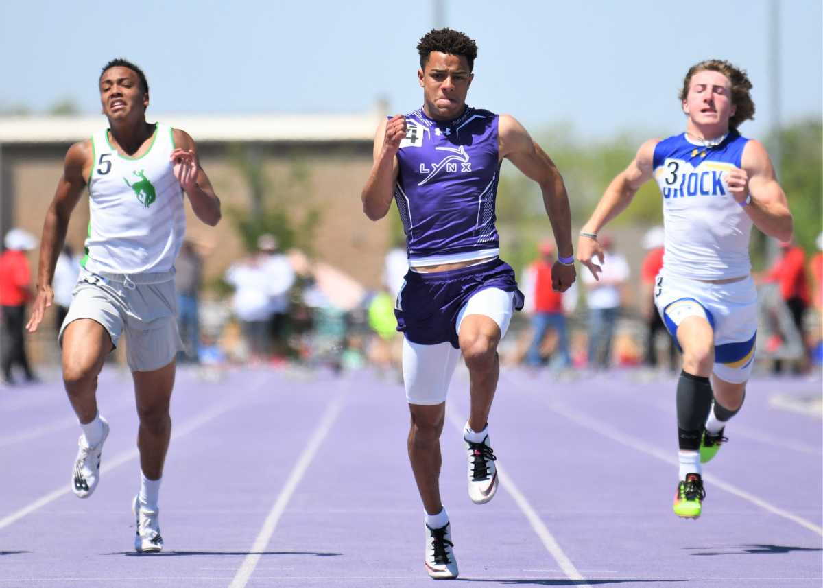 Brenen Thompson (center)