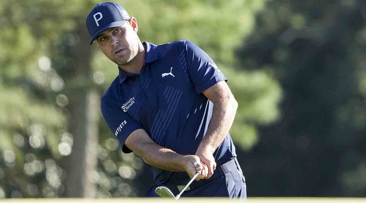 Gary Woodland watches a chip shot at the 2023 Masters.