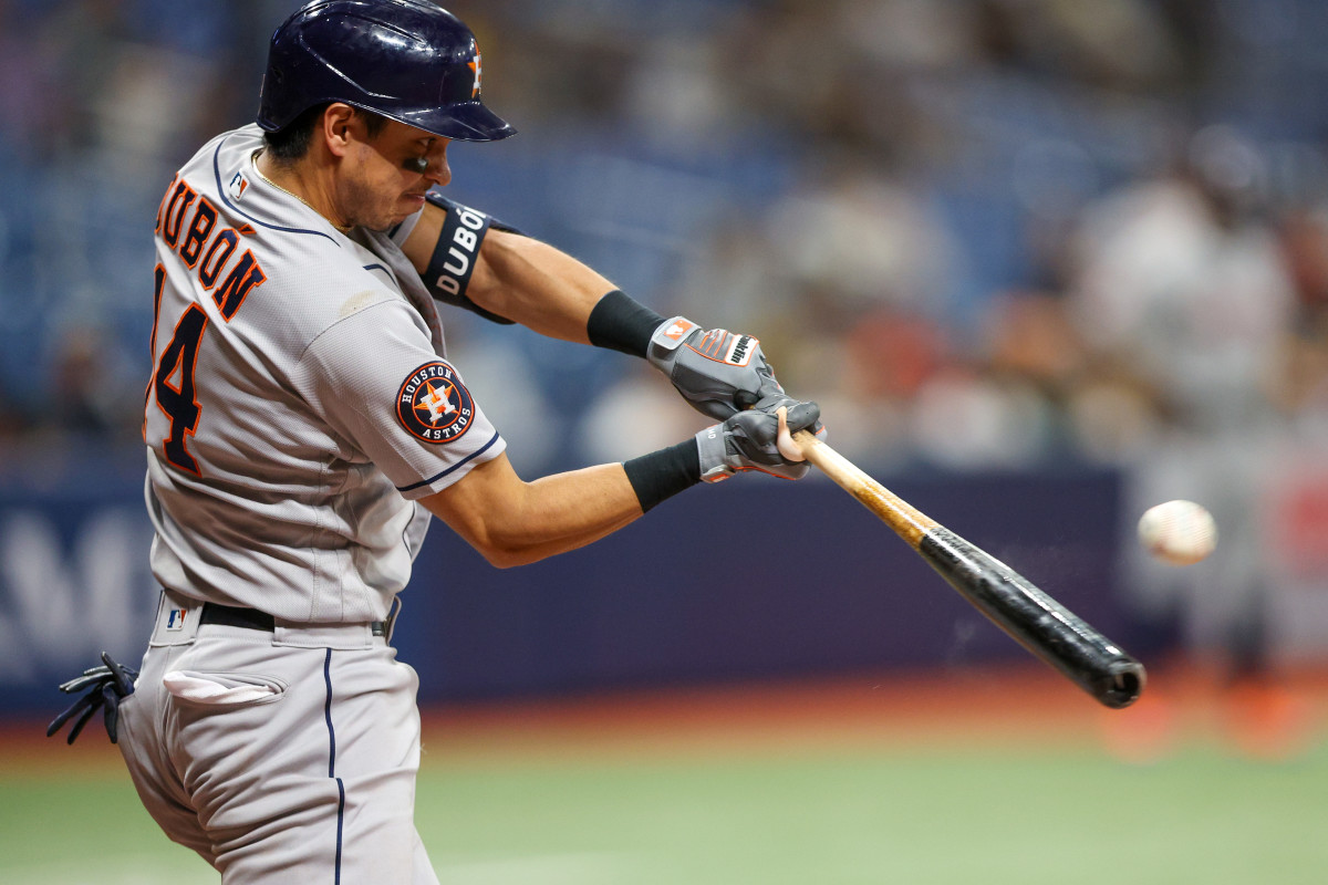 Astros' Mauricio Dubón extends hitting streak with leadoff triple